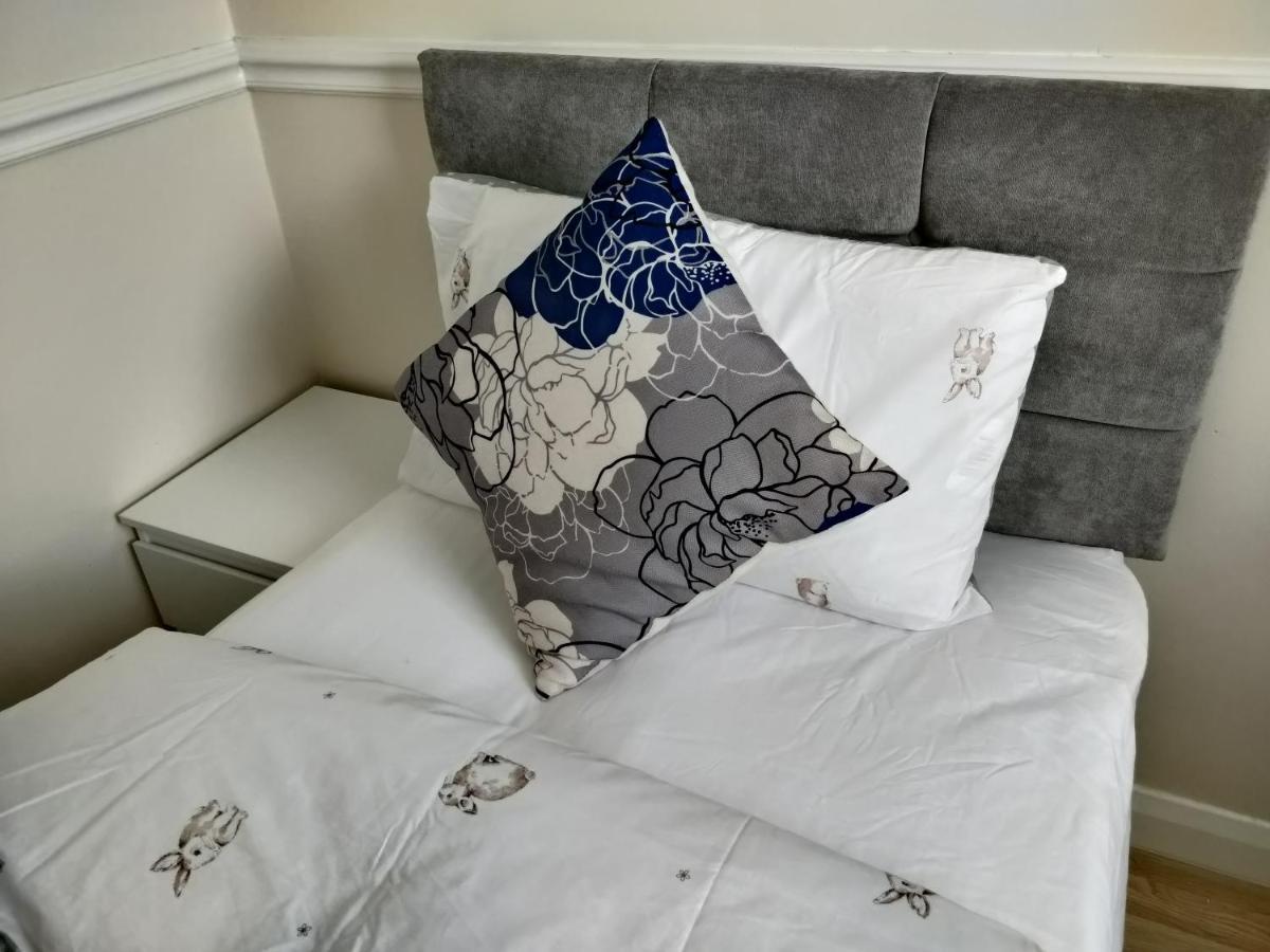 Beautiful House In Ruislip Hotell Northwood  Exteriör bild