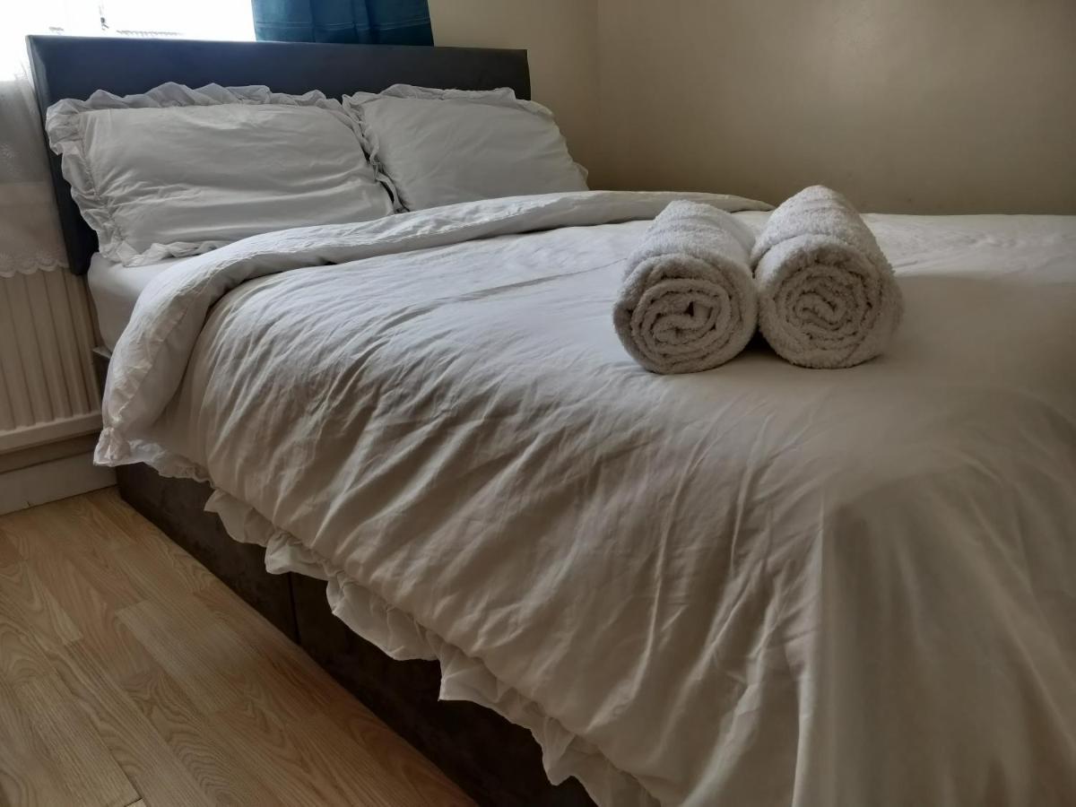 Beautiful House In Ruislip Hotell Northwood  Exteriör bild